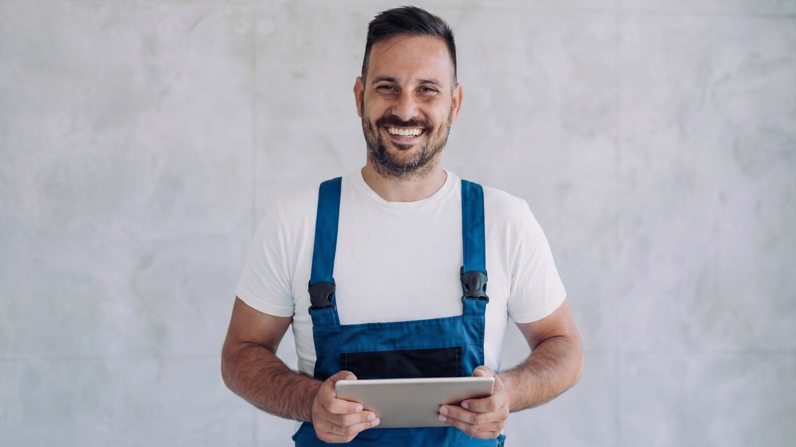 Servicetechniker mit Tablet