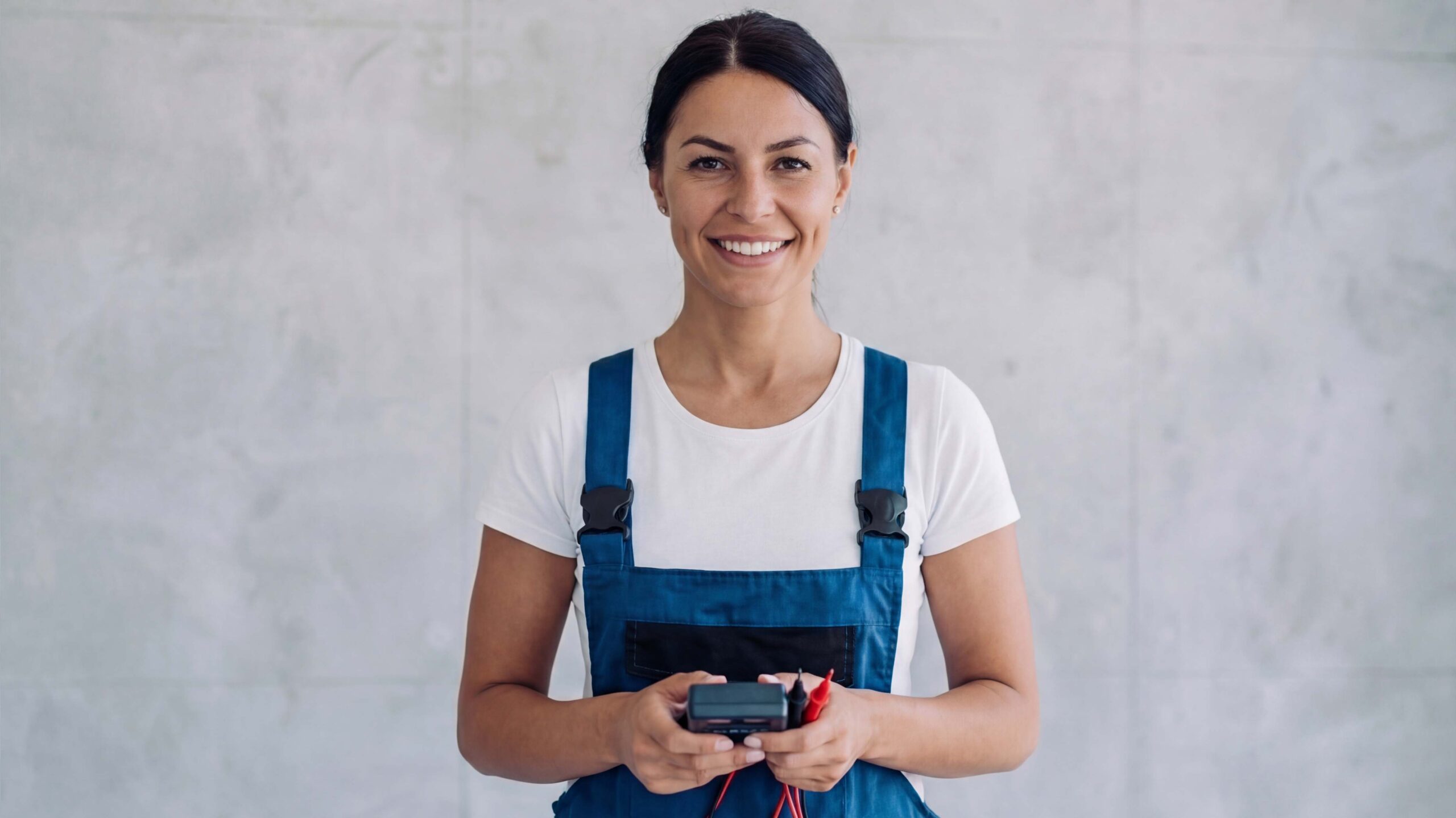 Servicetechnikerin mit Messgerät