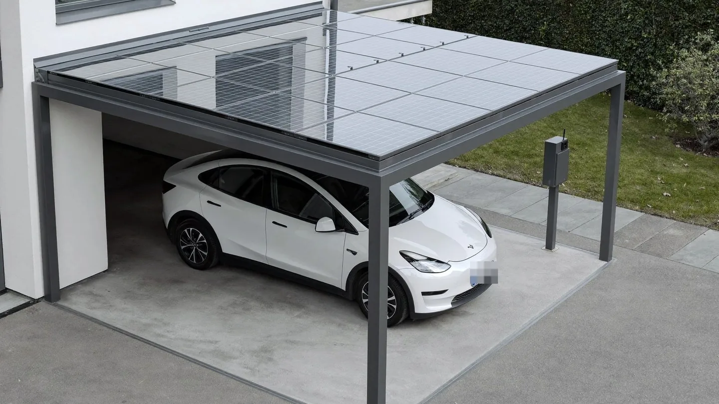Solarcarport mit Photovoltaik und geladenem Elektroauto